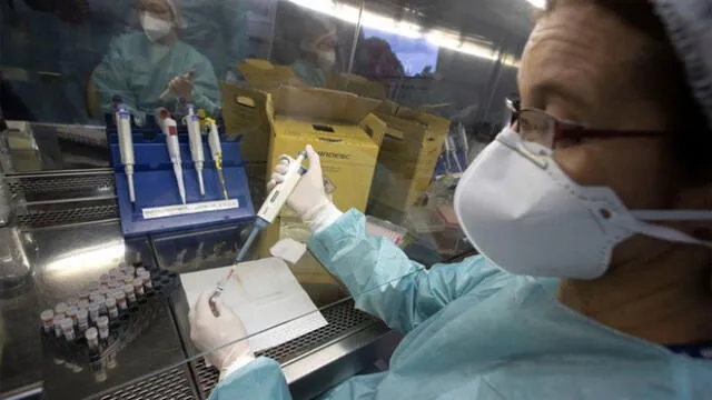 Rusia cuestiona las potenciales vacunas que usan plataformas experimentales, como la de Oxford. Foto: EFE.