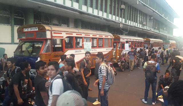 Alumnos toman 4 buses de universidad loretana para exigir más unidades