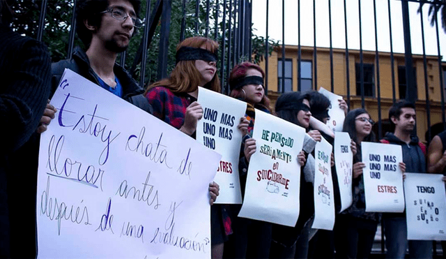 “He pensado en suicidarme”: universitarios de Chile protestan por sobrecarga académica de su facultad  [VIDEO]