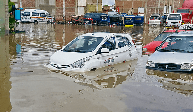 Problema. Las lluvias de El Niño Costero del 2017 inundaron la calle Francisco Cúneo.