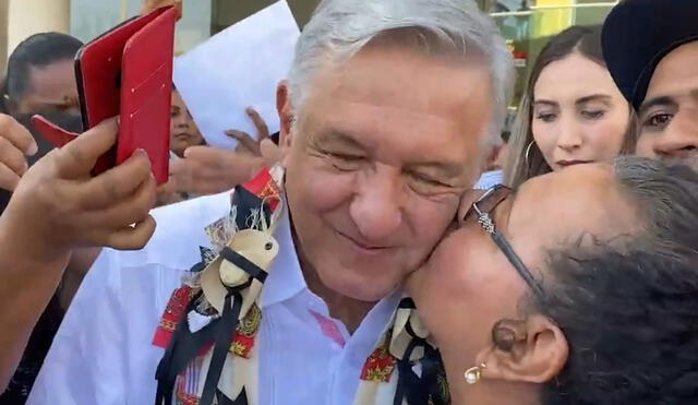 En su llegada al evento, AMLO saludó con besos y abrazos, pese a las medidas impuestas por la Secretaría de Salud.