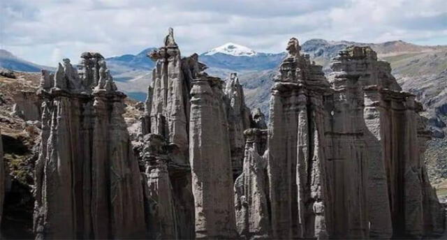 La “Ciudad Gótica”, es un bosque de rocas impresionantes en forma de punta.