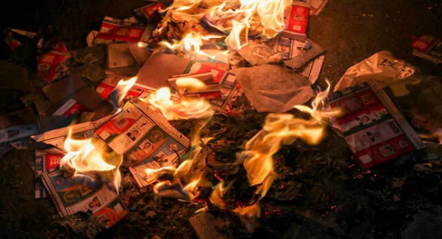 Simpatizantes de Carlos Mesa quemaron papeletas electorales en una protesta. Foto: Efe