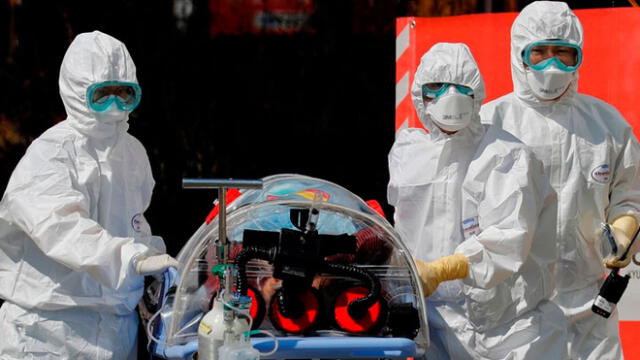 Médicos trasladando a un paciente con coronavirus. (Fuente: Reuters)