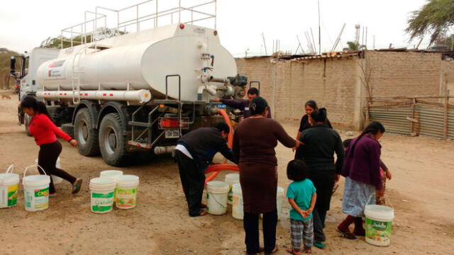 Lambayeque: camión cisterna abastece de agua a pobladores de Mórrope 