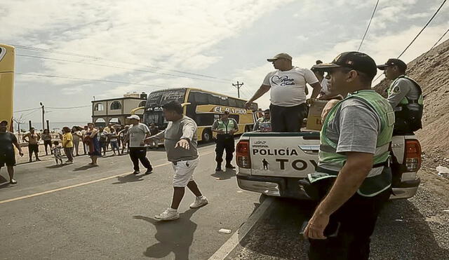 pase. Policía apoyó a transportistas para que logren pasar durante periodo de tregua que se dio ayer en Chala- Arequipa.