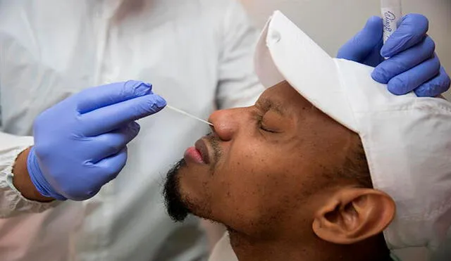 Un hombre el viernes 29 de mayo durante un examen de COVID-19 en Santo Domingo (República Dominicana). Foto: EFE