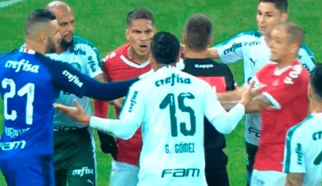 Paolo Guerrero perdió la compostura con el árbitro del Internacional vs. Palmeiras tras recibir un codazo en la cara. | Foto: Globo TV