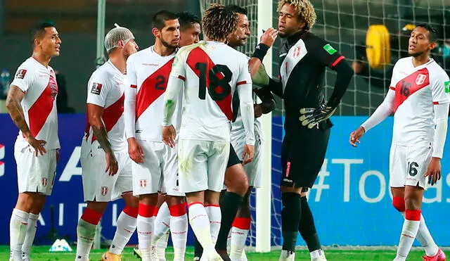 Carlos Zambrano contó detalles de la actuación del árbitro con los jugadores peruanos dentro del campo de juego ante Brasil. Foto: AFP.