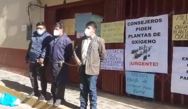 Consejeros se encadenaron en los exteriores del Gobierno Regional de Puno. Foto: Captura de video.