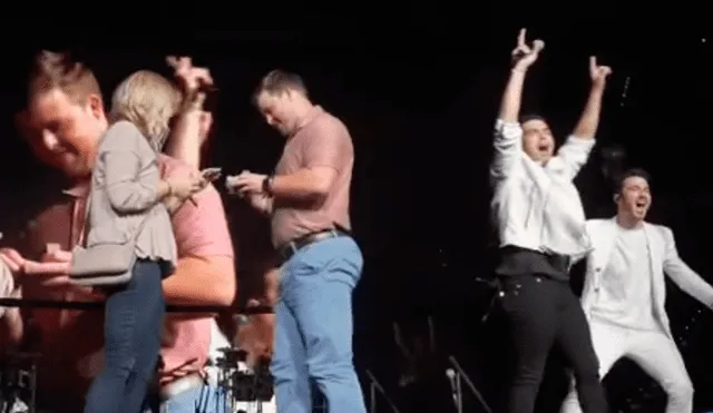 En Instagram, un chico aprovechó en subir al escenario del concierto de los Jonas Brothers para pedirle matrimonio a su novia.