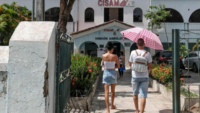 Fachada del Centro Integrado de Salud Amaury de Medeiros (CISAM) de Recife, una clínica materna pública de referencia en el país para procedimientos de interrupción de embarazo. Foto: EFE.
