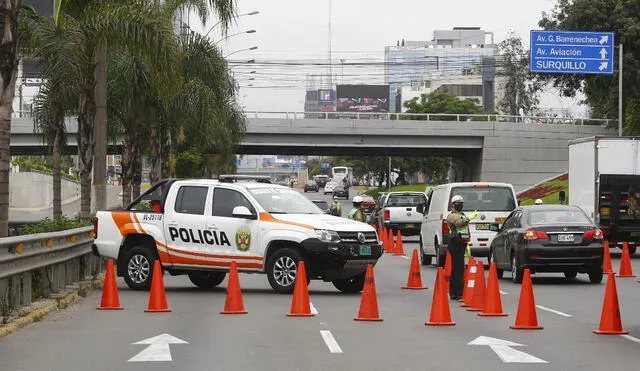 La PNP realiza operativos de control en la avenida Javier Prado  para verificar que vehículos cuenten con permiso de circulación. Fotos: Felix Contreras/ La República