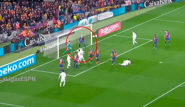 Gerard Piqué evitó el gol de Casemiro en el clásico español entre FC Barcelona y Real Madrid. | Foto: ESPN 2