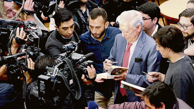 Escenas del Nobel. Mario Vargas Llosa, como siempre, rodeado de sus lectores en sus apariciones públicas.