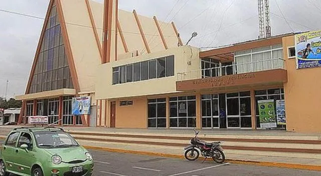 Trabajadores de Municipalidad de Camaná se quedarían sin sueldos por embargo.
