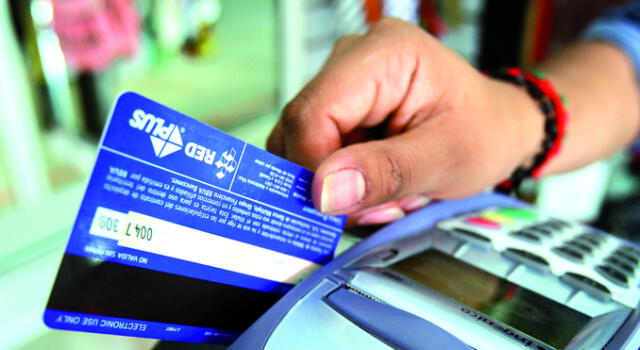 El 11% de los consumos en el 2017 se pagó con tarjetas de crédito y débito