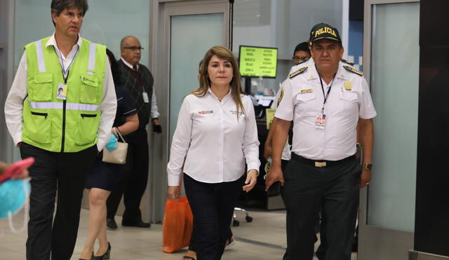 Ministra de Salud, Elizabeth Hinostroza, en el Aeropuerto Internacional Jorge Chávez. Foto: Jorge Cerdan / La República