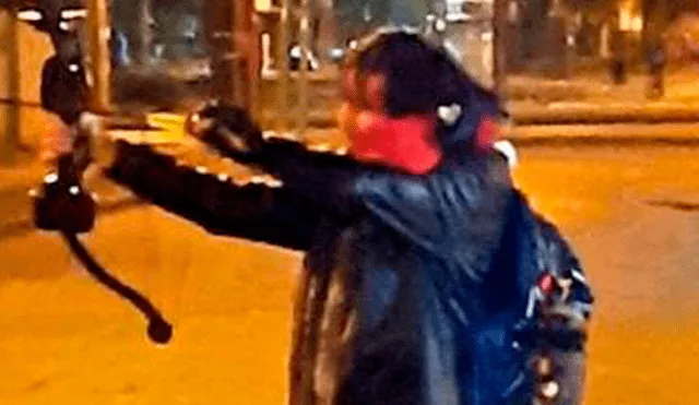 Joven chileno fue captado en manifestación portando arco y flecha en Chile. Foto: Captura