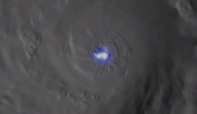 Relámpagos formándose en el ojo del huracán Eta. Foto: captura video NOAA