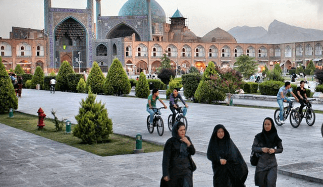 Irán: prohíben a mujeres manejar bicicleta por 'incitar al libertinaje'