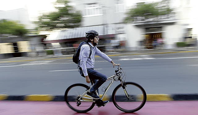 Sobre ruedas. Además de saludable, el uso de la bicicleta podría traer beneficios laborales. (Aldair Mejía)