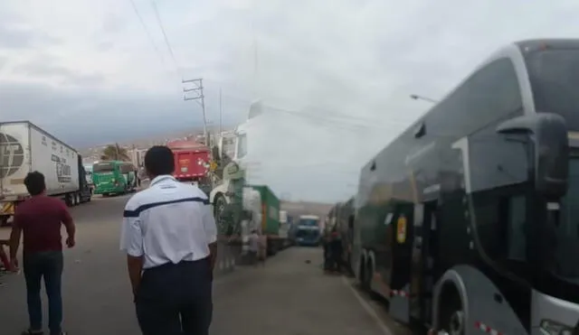 Arequipa. Decenas de pasajeros caminan para tomar algún colectivo. Foto composición LR