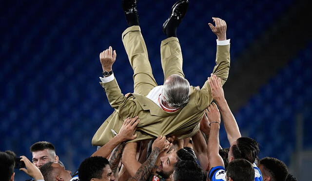 Los jugadores del Napoli festejaron el título con el presidente del club, Aurelio de Laurentiis. Foto: AFP.
