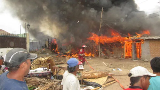 Piura: Fuego redujo a cenizas once viviendas en Talara