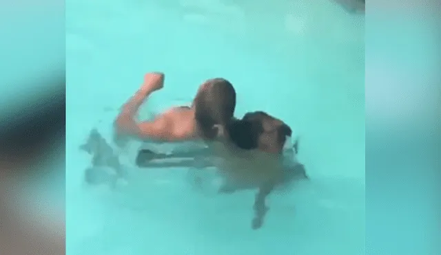 Dueña de perro simula que se asfixia dentro de piscina y osado can se lanza para rescatarla.
