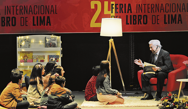 Con los pequeños. El escritor peruano hace lectura de su cuento Fonchito y la luna, durante la Feria Internacional del Libro.