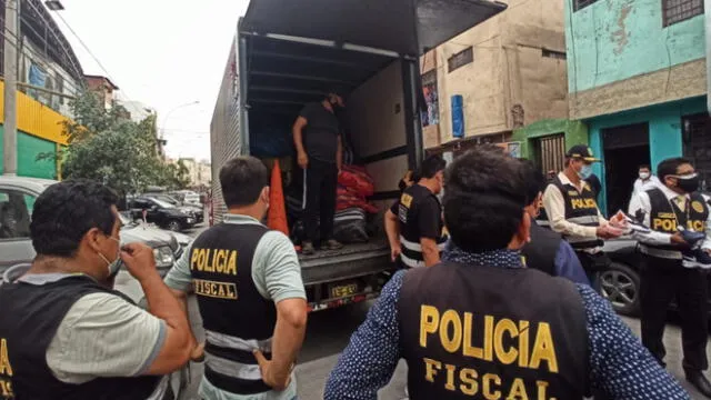 Mercadería era custodiada y distribuida por dos mujeres que quedaron en calidad de intervenidas. Foto: María Pía Ponce / URPI - GLR