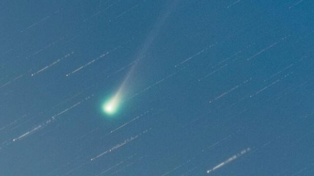 El cometa SWAN, visto hoy desde el oeste de Australia. Crédito: Twitter.