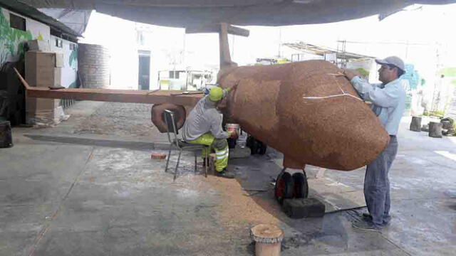 Surco: utilizan árboles para construir réplica de avión 