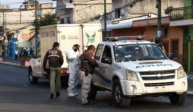 Escena del crimen de un ataque a una patrulla donde murieron dos policías en el barrio María Piedad en Durán, Ecuador. Foto: AFP