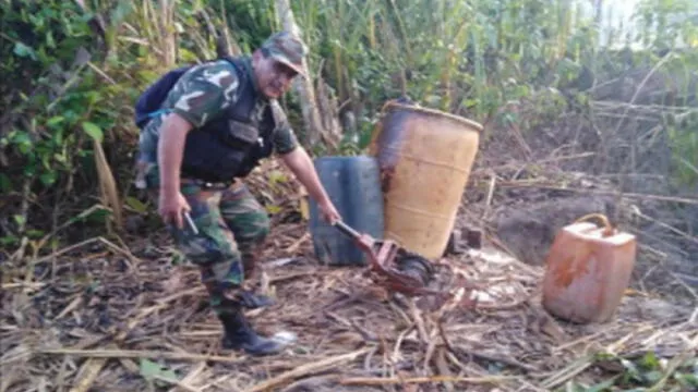 Policía incautó 36 galones de combustible usados para la extracción clandestina de minerales. Foto: Policía Nacional del Perú.