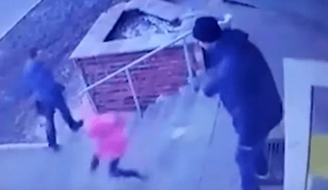 Padre lanza a su hija de 6 años por unas escaleras de cemento [VIDEO]