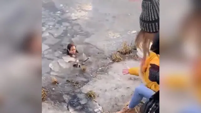 Desliza para enterarte de la valiente hazaña de una mujer que vio que su perro se ahoga en estanque congelado. Foto: Captura