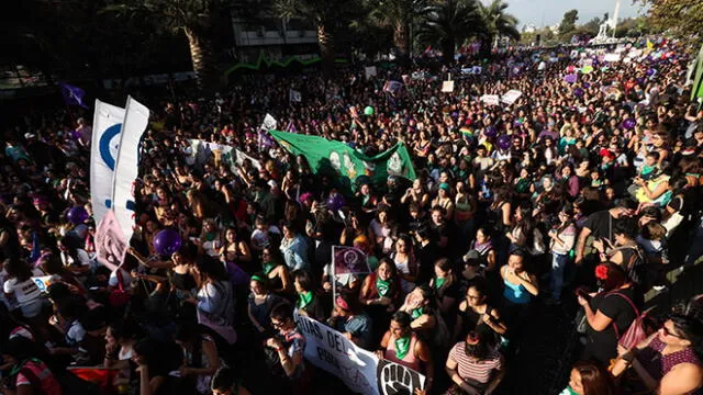 Hombres barrieron las calles de Chile tras marcha del Día de la Mujer