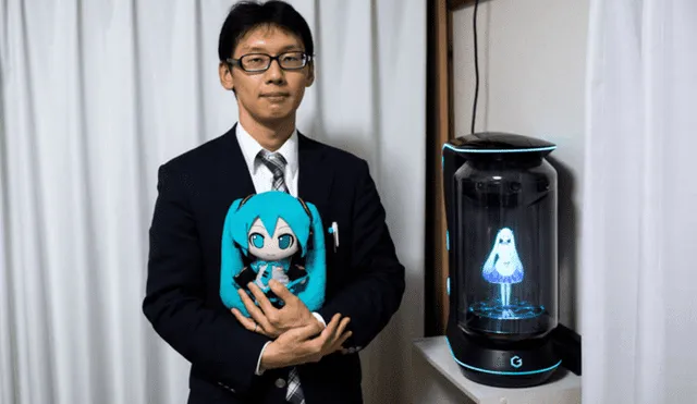 “No engañan, ni envejecen”, la razón por la que japonés se 'casó' con un holograma