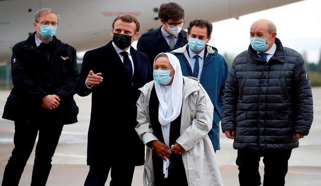 El mandatario francés Emmanuel Macron (2-l) recibió a Sophie Pétronin (c) este 9 de octubre. Foto: EFE