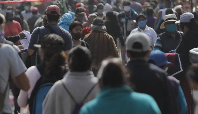 Comerciantes ambulantes se aglomeran afuera de hospital de San Juan de Lurigancho. Créditos: Jorge Cerdán / La República.