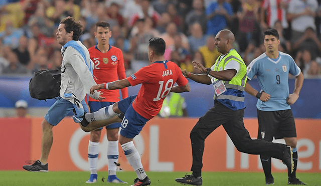 Copa América: Gonzalo Jara y la patada al hincha que le hizo ganarse el repudio de Sudamérica. Foto: AFP