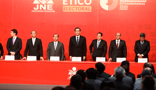 Presidente Martín Vizcarra junto a autoridad del JNE, Víctor Ticona, en la firma del Pacto Ético Electoral. Foto: Jorge Cerdán.
