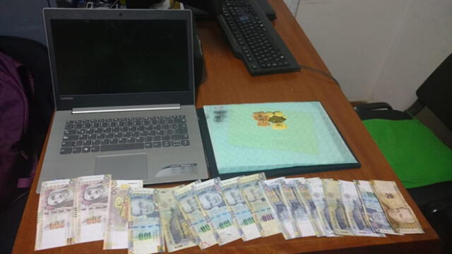 Pasco: policía devolvió laptop y dinero que mujer olvidó dentro de un taxi