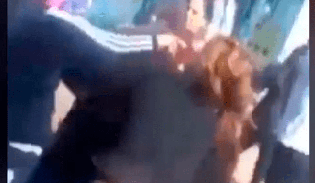 Madres intentan separar a sus hijas de pelea y terminan en brutal gresca  [VIDEO]