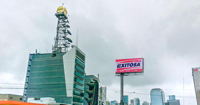 Panel publicitario de Exitosa se luce frente a emblemática torre de RPP