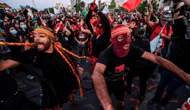 Manifestantes celebran una nueva Constitución. Foto: AFP