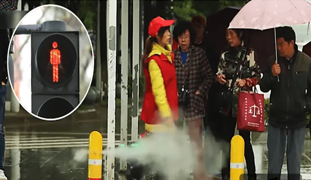 China: "Bañan" a imprudentes peatones que intentan cruzar en rojo [VIDEO]