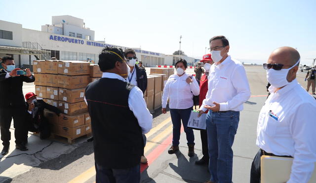 Martín Vizcarra entregó a Tacna ventiladores mecánicos, pruebas rápidas y equipos para el personal médico. Foto: Presidencia.